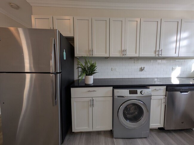Building Photo - 3819.5 Greenview, Unit 2W