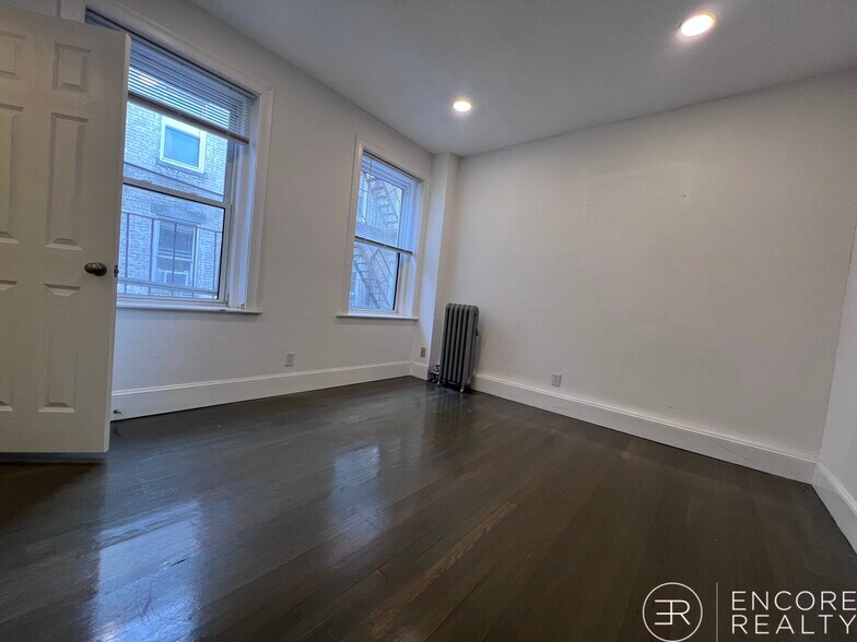 Building Photo - 111 Park Dr