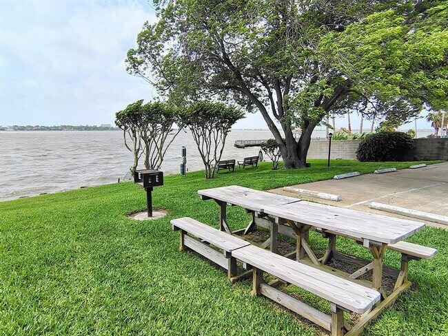 Building Photo - 205 Yacht Club Ln