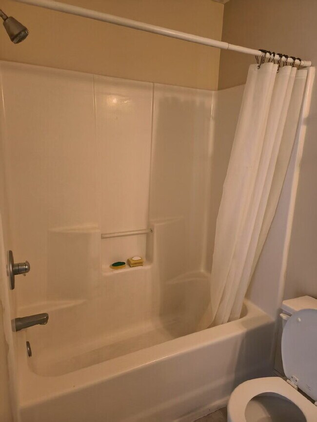 Building Photo - Reduced: 3BR/2.5BA Condo with attached single-bay garage on Southeast side