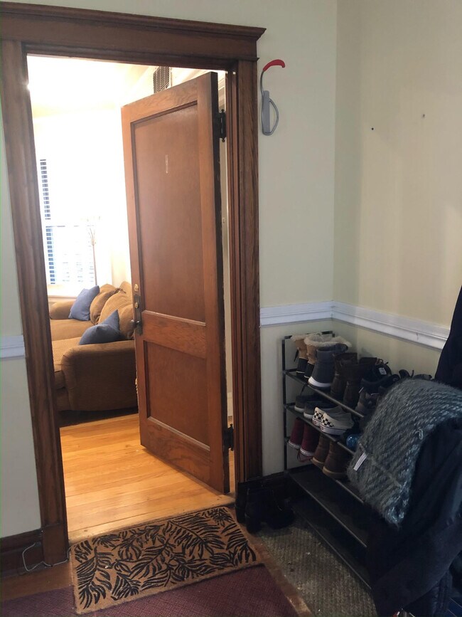 Building Photo - 1427 W Berwyn Ave