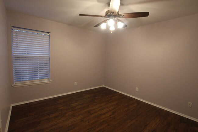 Building Photo - 408 Redbud Cir