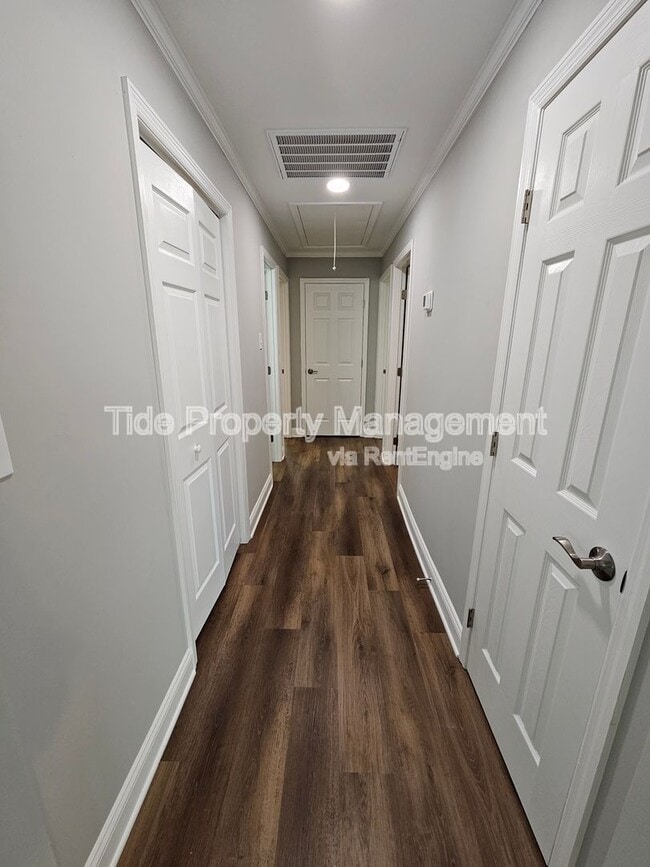 Building Photo - 5821 Robinhood Dr