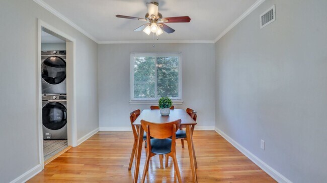 Building Photo - Beautifully renovated Move-in Ready 2bed 1...
