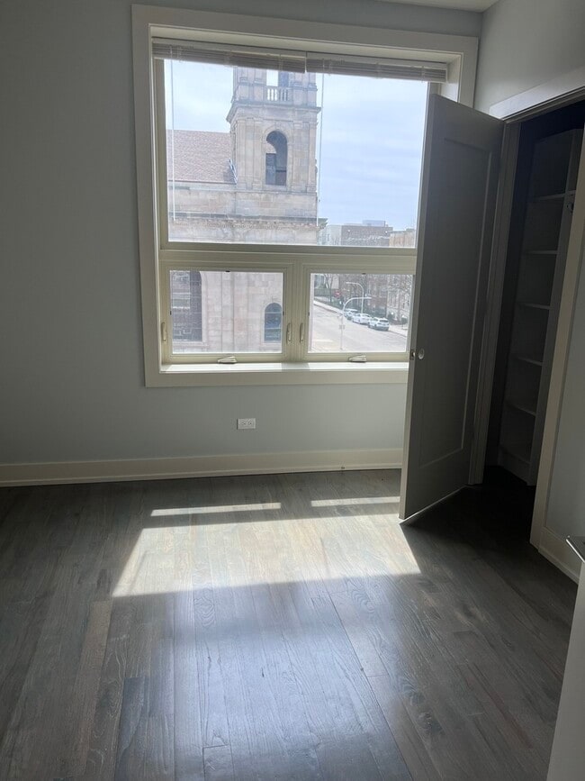 Building Photo - 1208 E 64th St