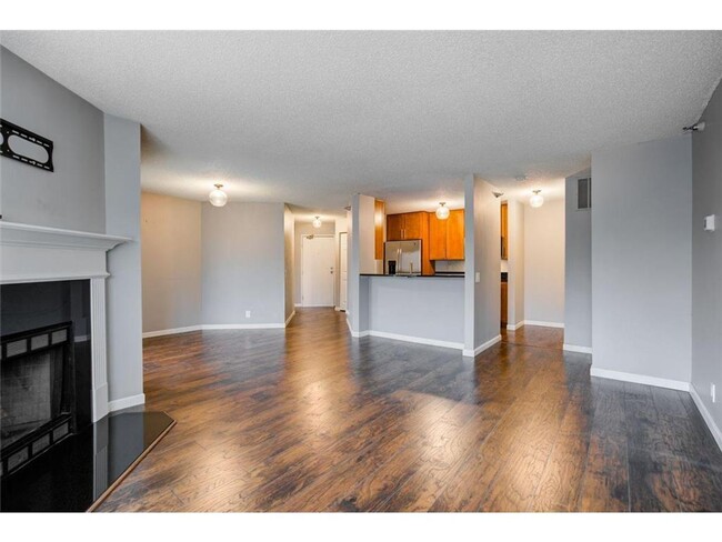 Building Photo - Beautiful 2 Bed / 2 Bath With Fantastic Am...