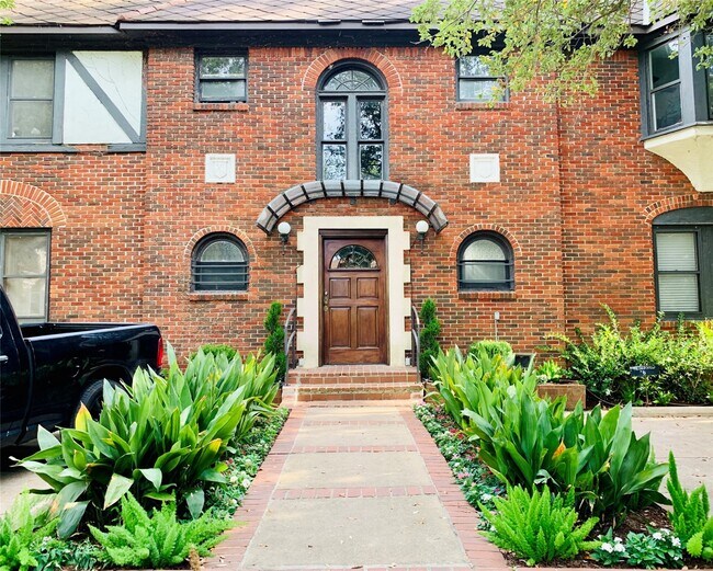 Primary Photo - 429 Hawthorne St