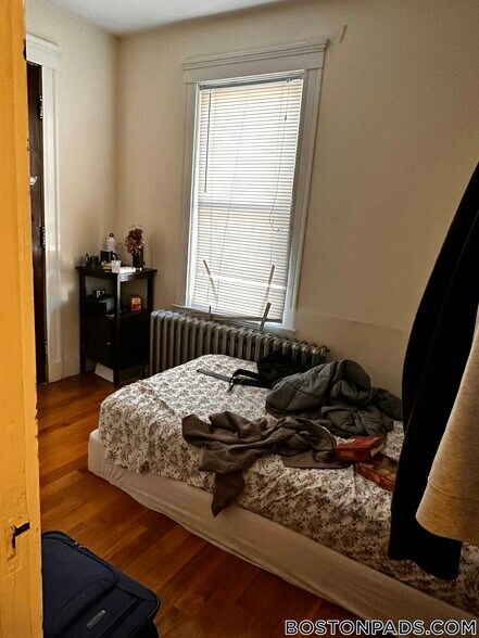 Building Photo - 352 Main St