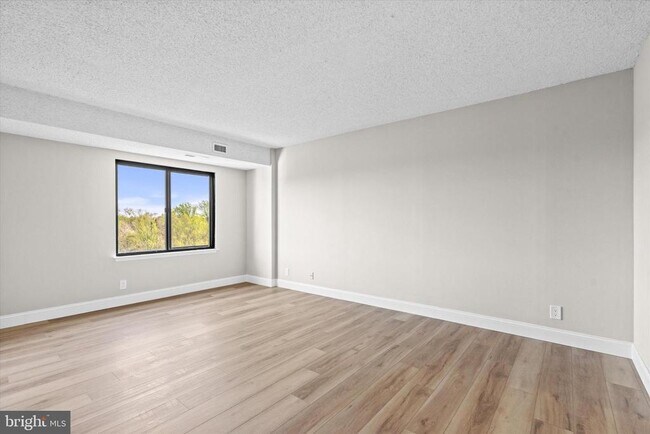 Building Photo - 3800 Powell Ln