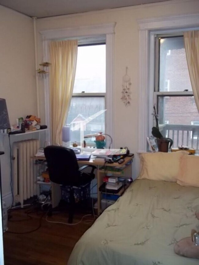 Building Photo - Huge 5 bed steps from BU