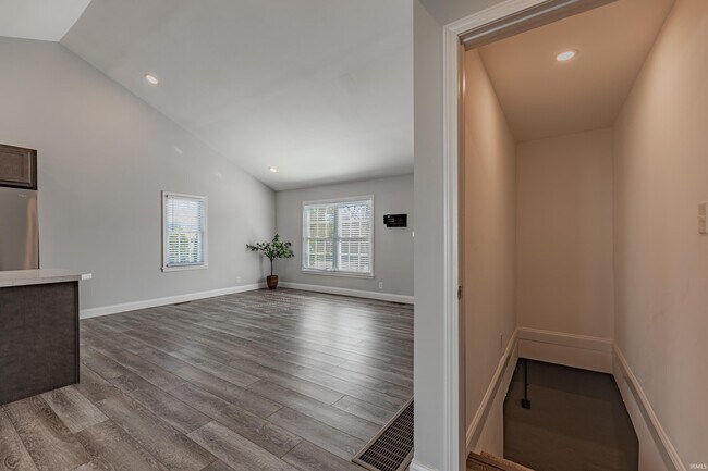 Building Photo - 2216 E Walnut St