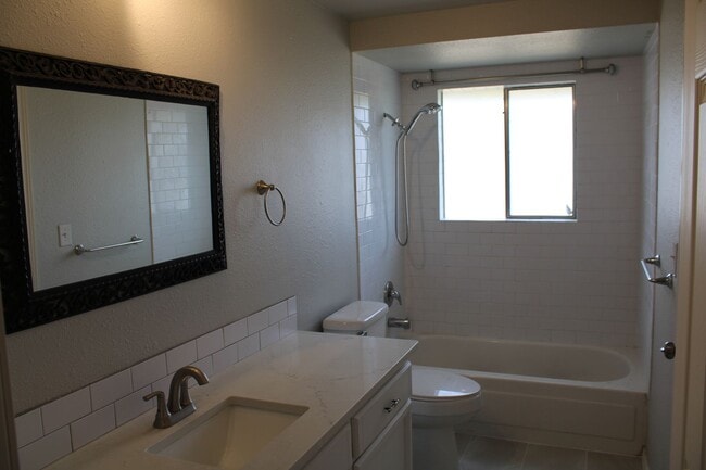 Building Photo - Remodeled 4 Bedroom 2 Bath Home for Rent C...