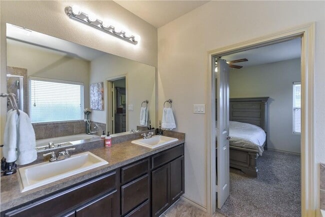 Building Photo - Lovely Home in NORTH FORT WORTH!