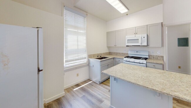 Building Photo - 1763 Santa Barbara Ave