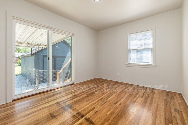 Building Photo - 1020 15th Ave S