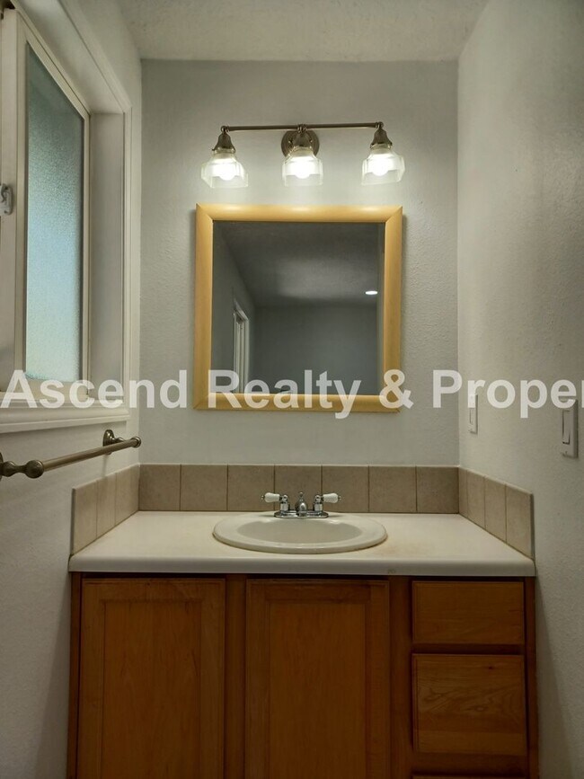 Building Photo - Remodeled Ranch on CuldeSac Large Fenced B...