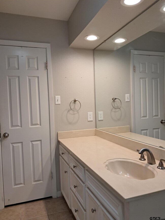 Building Photo - 704 Becky Dr