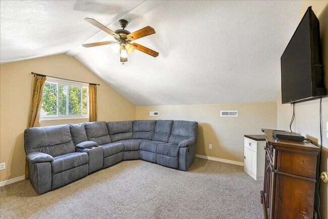 Building Photo - Expansive 5 Bedroom Home in St. George!