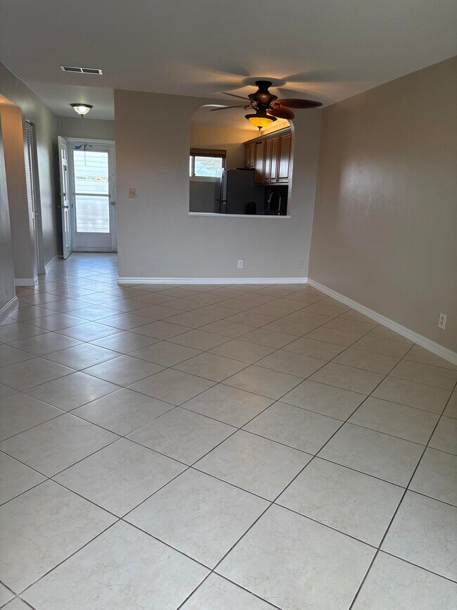 Building Photo - 2770 Garden Dr S