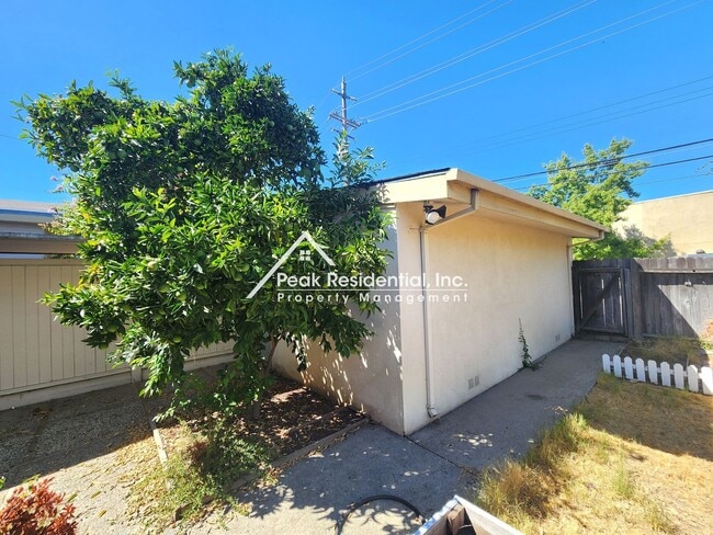 Building Photo - Spacious Arden Area 3bd/2ba Duplex with Garage