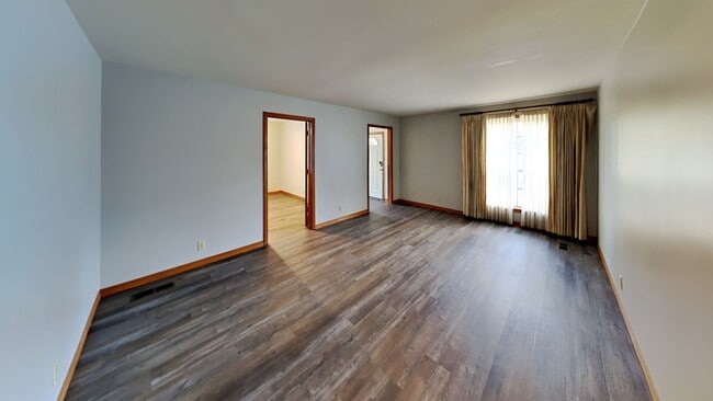 Building Photo - Welcome to this charming 3 bedroom, 1 bath...
