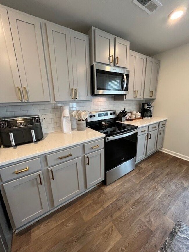 Building Photo - Discover this spacious 4-bedroom, 2.5-bath home in Winnabow, NC