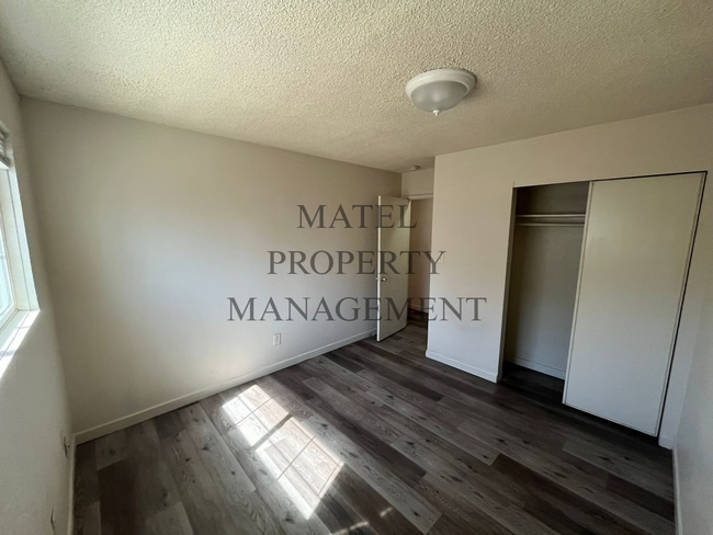 Building Photo - GIL560