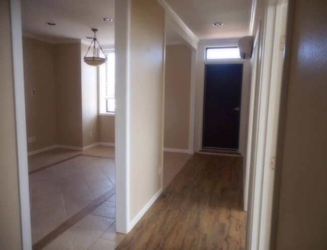 Building Photo - Hair On Main