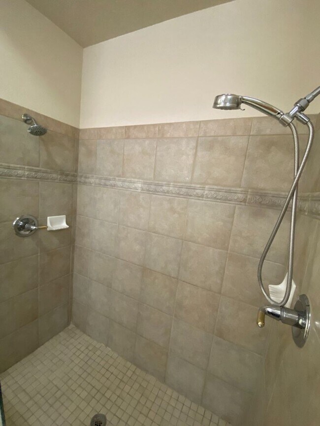 Building Photo - Beautiful 4 bedroom 3.75 bath in gated com...