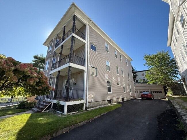Building Photo - 32 Woodbine St