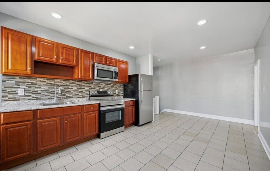 Building Photo - 1018 S 55th St