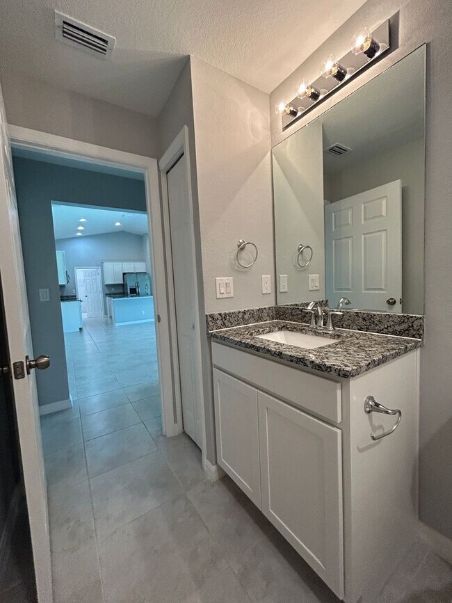 Building Photo - 4 Bedrooms 2 Baths Single-Family Fenced Ho...