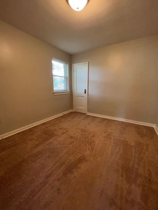 Building Photo - 1257 W 6th St