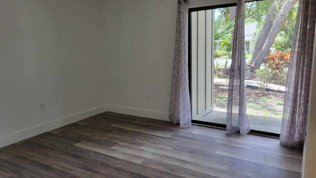 Building Photo - Annual UNfurnished renovated ground floor ...