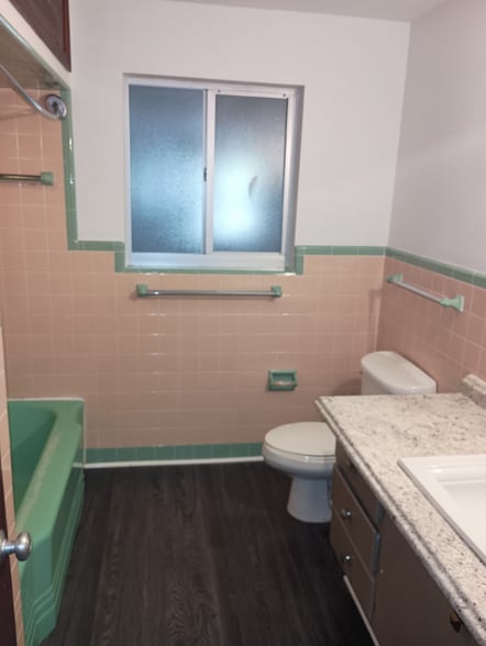 Building Photo - 200 Center St