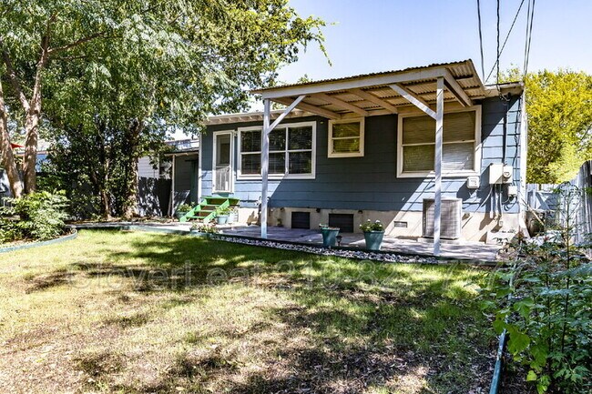 Building Photo - 210 Harwood Dr
