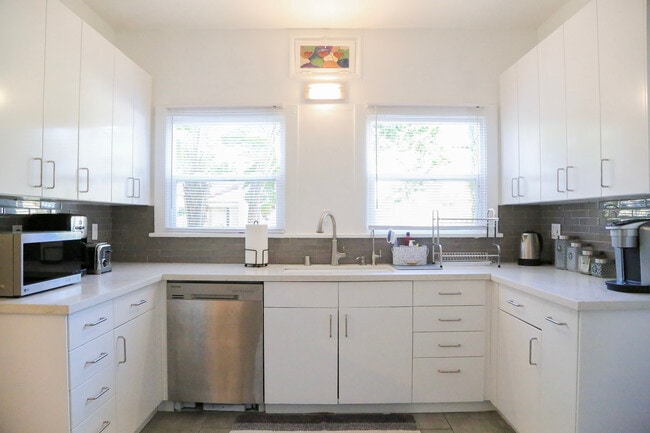 Building Photo - 601 S Sweetzer Ave