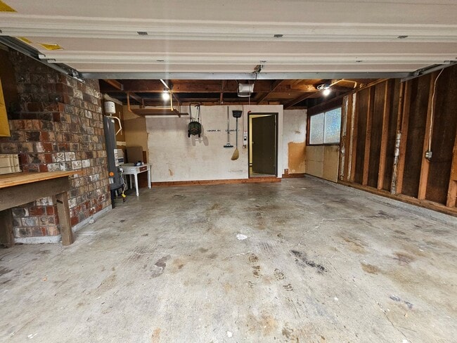 Building Photo - 3 Bedroom 1.5 Bathroom Single Family Home ...