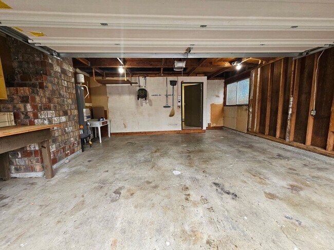 Building Photo - 3 Bedroom 1.5 Bathroom Single Family Home in Redmond!