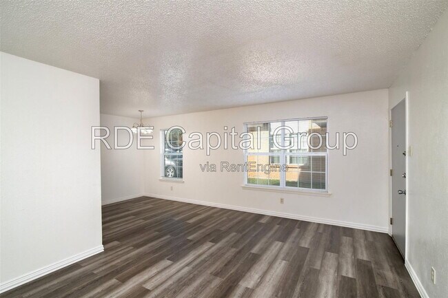 Building Photo - 7054 Glenview Dr