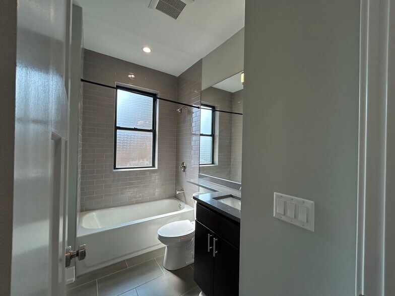 Building Photo - 1000 Crain St