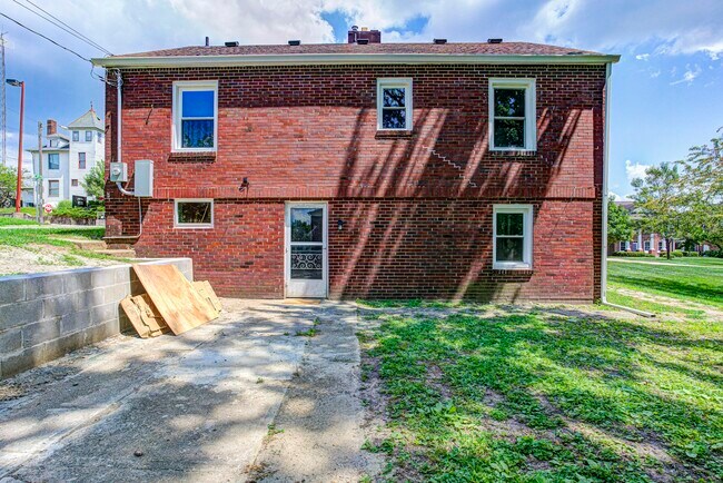 Building Photo - 601 Walnut St