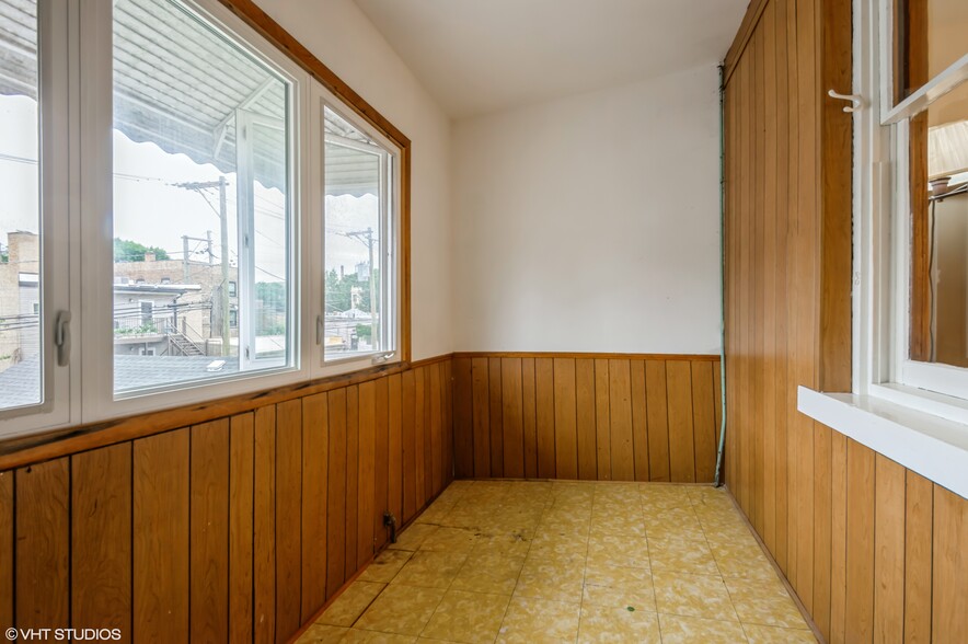 Porch Unit #2 - 5138 W Montrose Ave