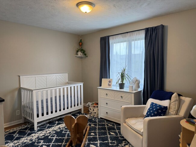 Building Photo - Spacious Corner Townhome with Private Yard...