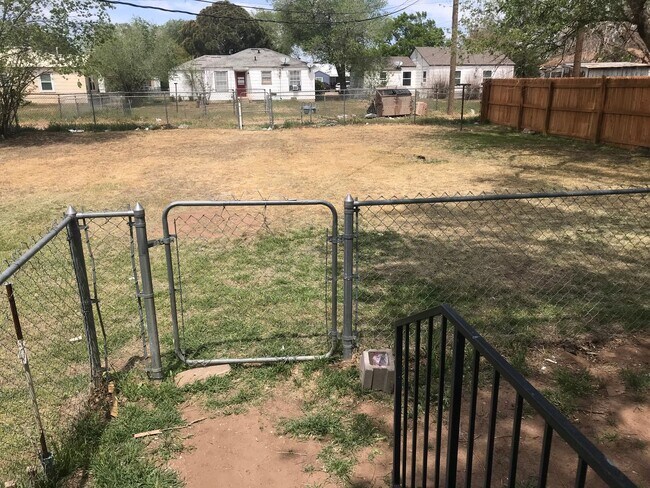 Building Photo - Handyman Special $0 First Month's Rent / “You fix, you SAVE BIG!!” Contact Mayshell for details: ...
