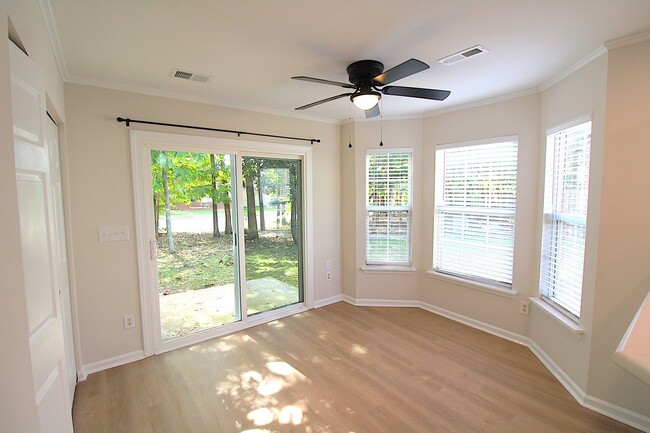 Building Photo - Newly Renovated 2 Bedroom Townhome!!