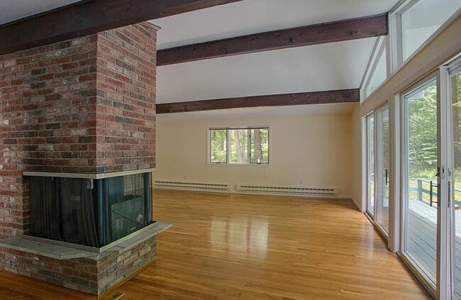 Building Photo - 15 Newbury Rd