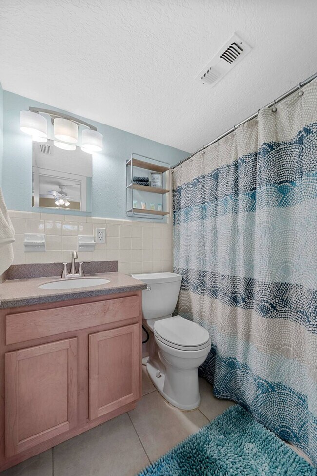 Building Photo - 10 Sunflower St