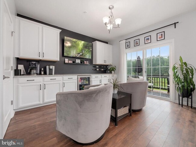 Building Photo - 131 Edgewater Ct