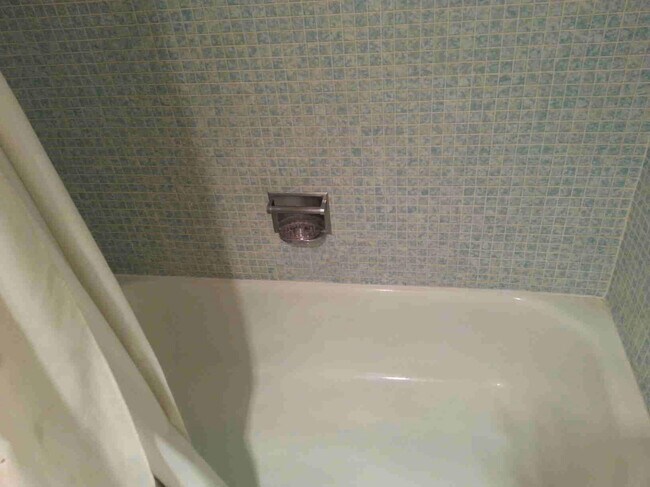 Building Photo - 300 Horizon W